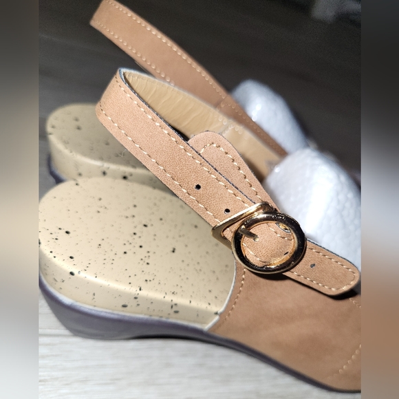 👡Macy's Brown Open Toe Wedges w/gold buckle **BUY 1 GET 1** - Picture 5 of 10